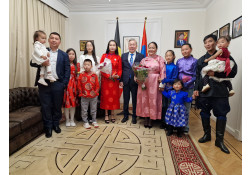 Эхийн Алдар одон гардуулав.