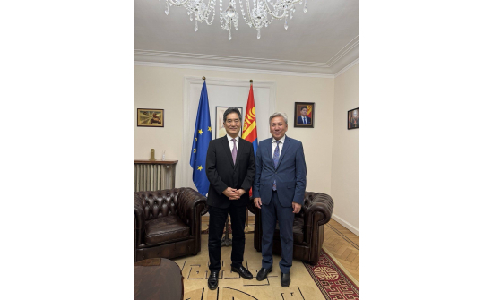 Элчин сайд Л.Болд гэрэл зургийн үзэсгэлэнгийн танилцуулгыг хийлээ.