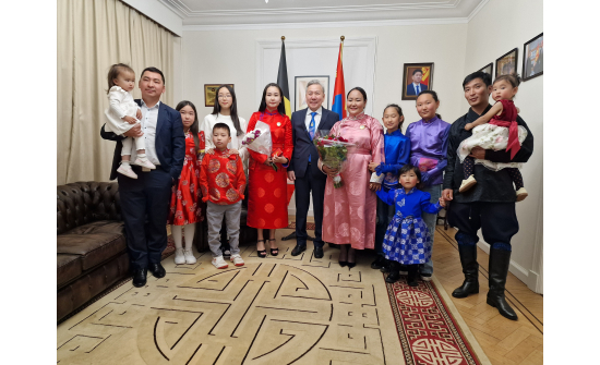Эхийн Алдар одон гардуулав.