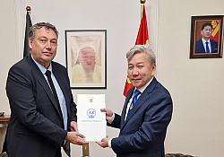 Элчин сайд Л.Болд Монгол Улсын өргөмжит консул Фредерик Лернокст өргөмжит консулын тамга болон батламжийг гардуулж өглөө